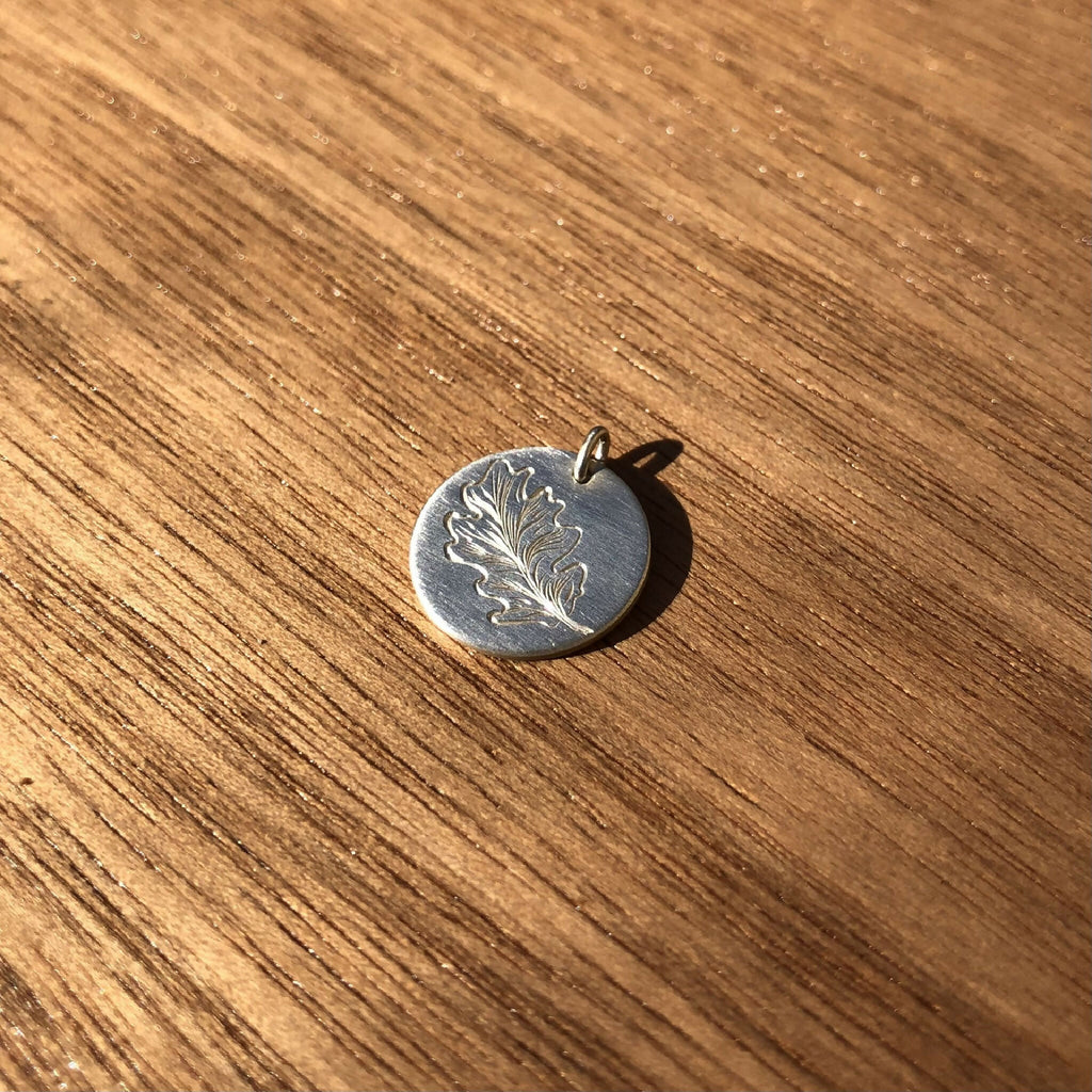 Médaille argent 925 feuille de chêne, pendentif rond avec bélière, finition brillante.