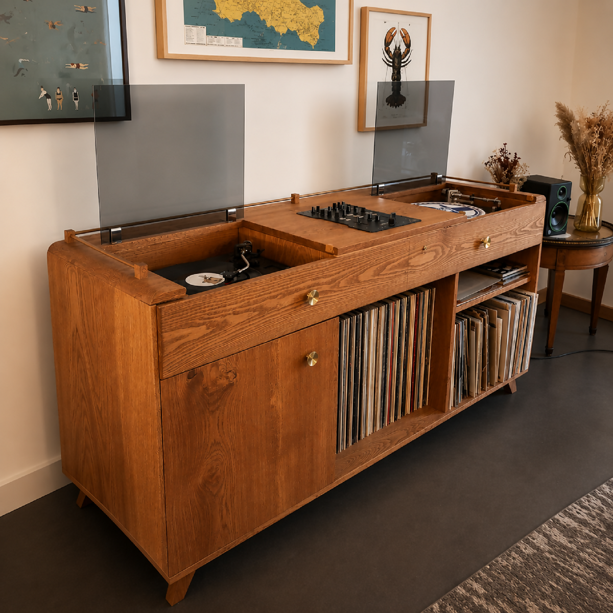 Meuble vinyles en bois, plateau ouvert et rangements pour vinyles, capot relevé