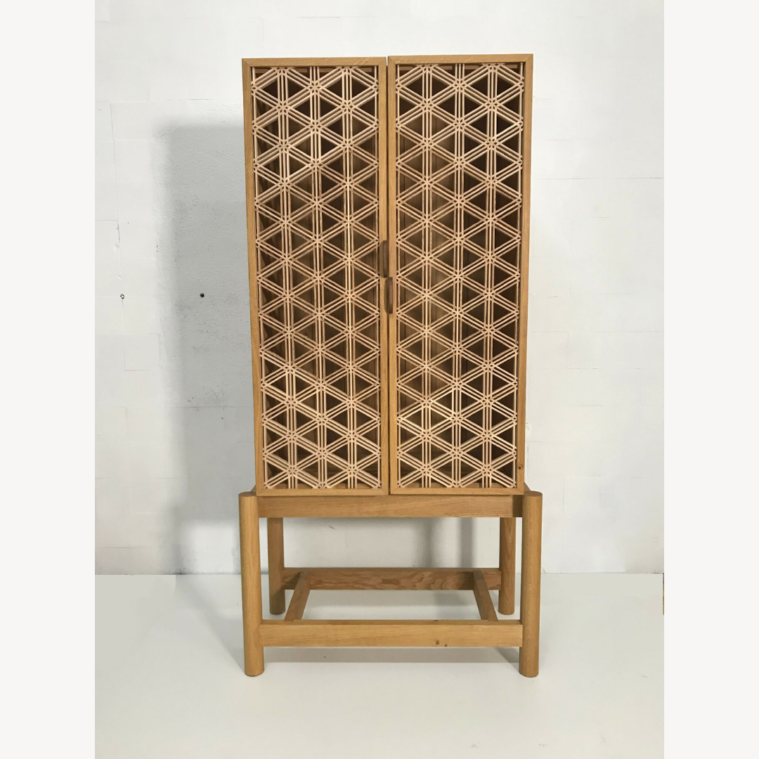 Meuble vitrine en chêne Goma, façades à croisillons et pieds bois.