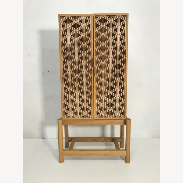 Meuble vitrine en chêne Goma, façades à croisillons et pieds bois.