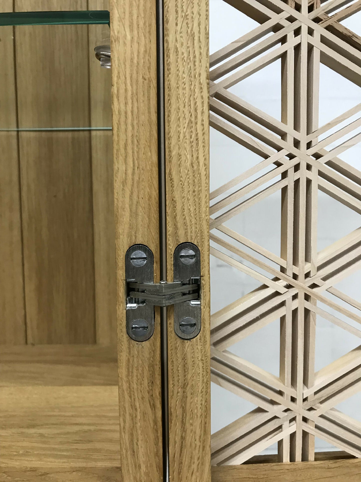 meuble-vitrine-en-bois-massif-artisanat-francais-1