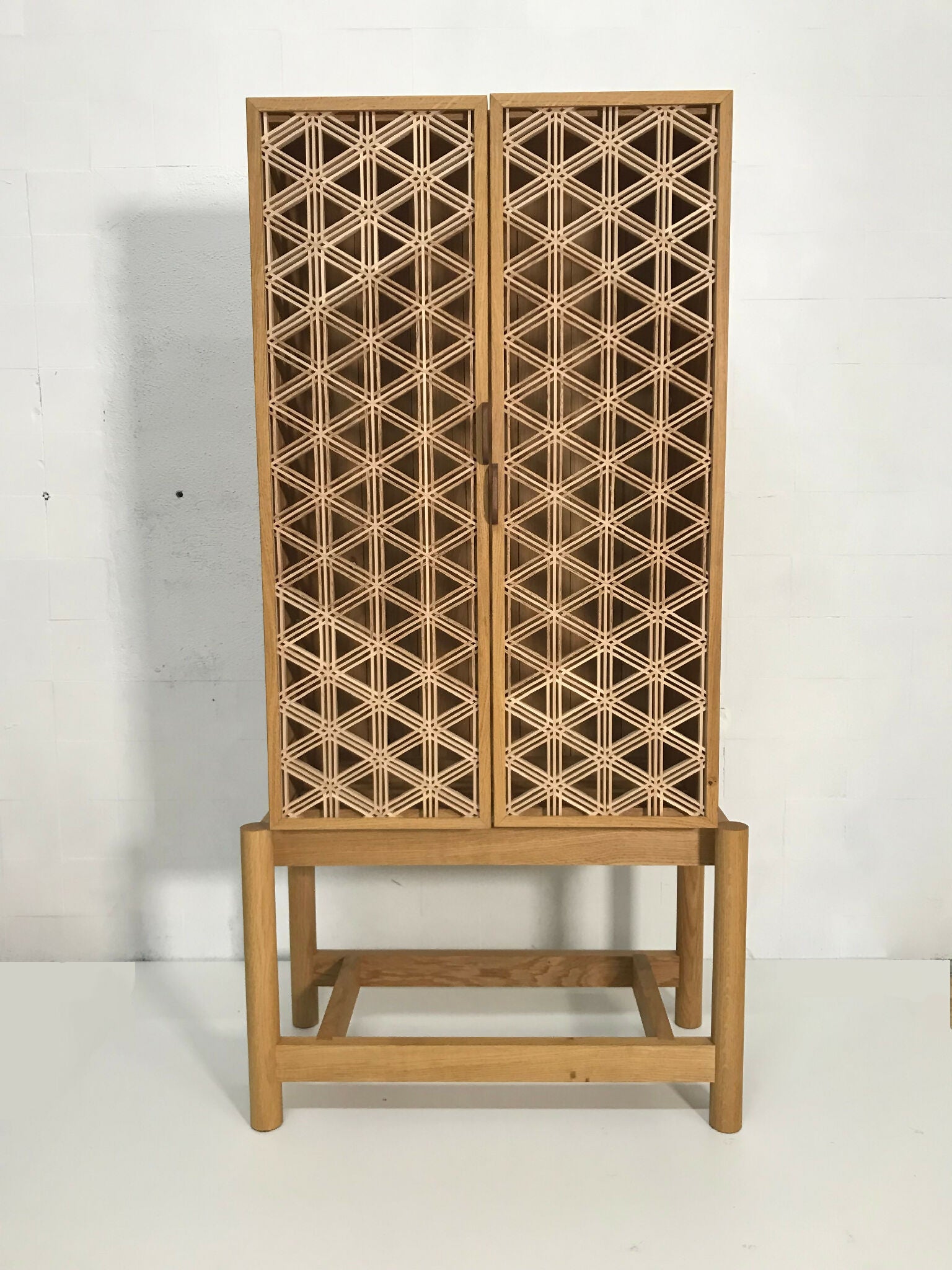 meuble-vitrine-en-bois-massif-artisanat-francais-1