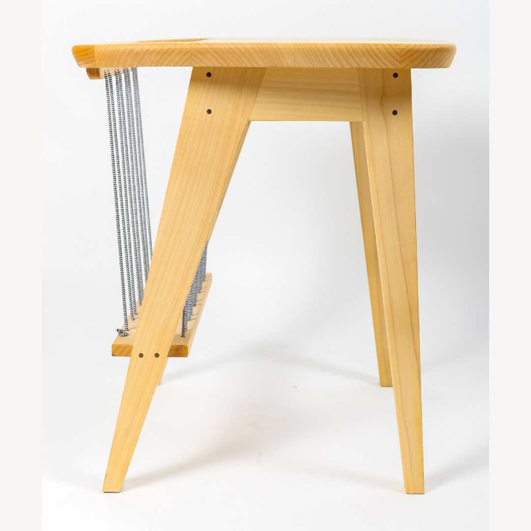Table en bois avec cordes noires longues et piètement en bois