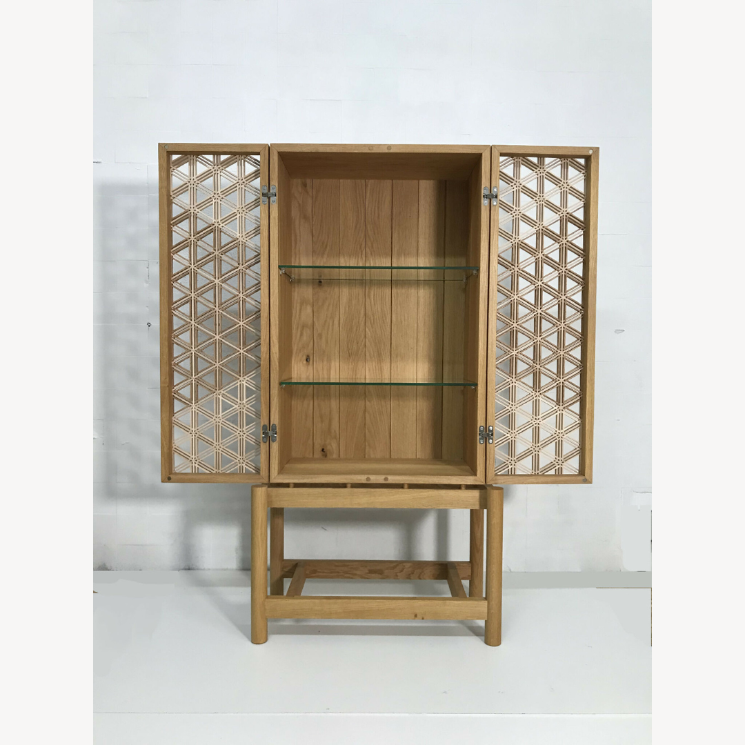 Vitrine en chêne ouverte, portes à motif losanges, étagères en bois