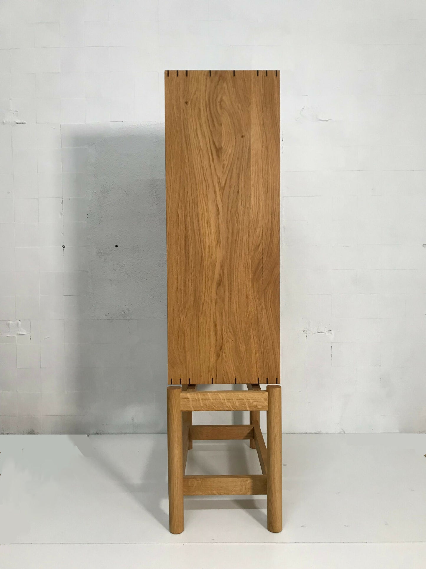 meuble-vitrine-en-bois-massif-artisanat-francais-1