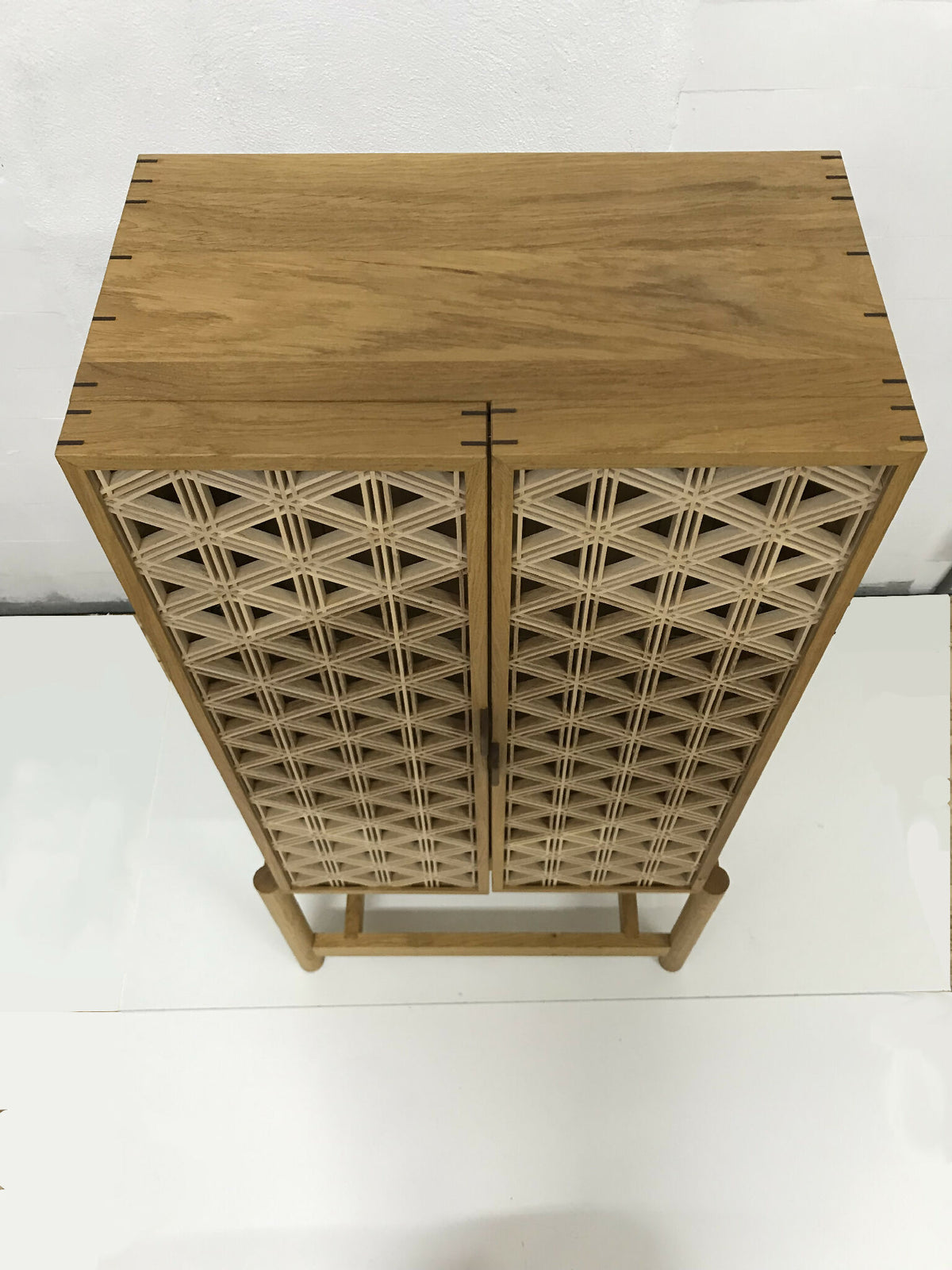 Dessus d’une vitrine en chêne avec doubles portes ajourées à motif croisillons.