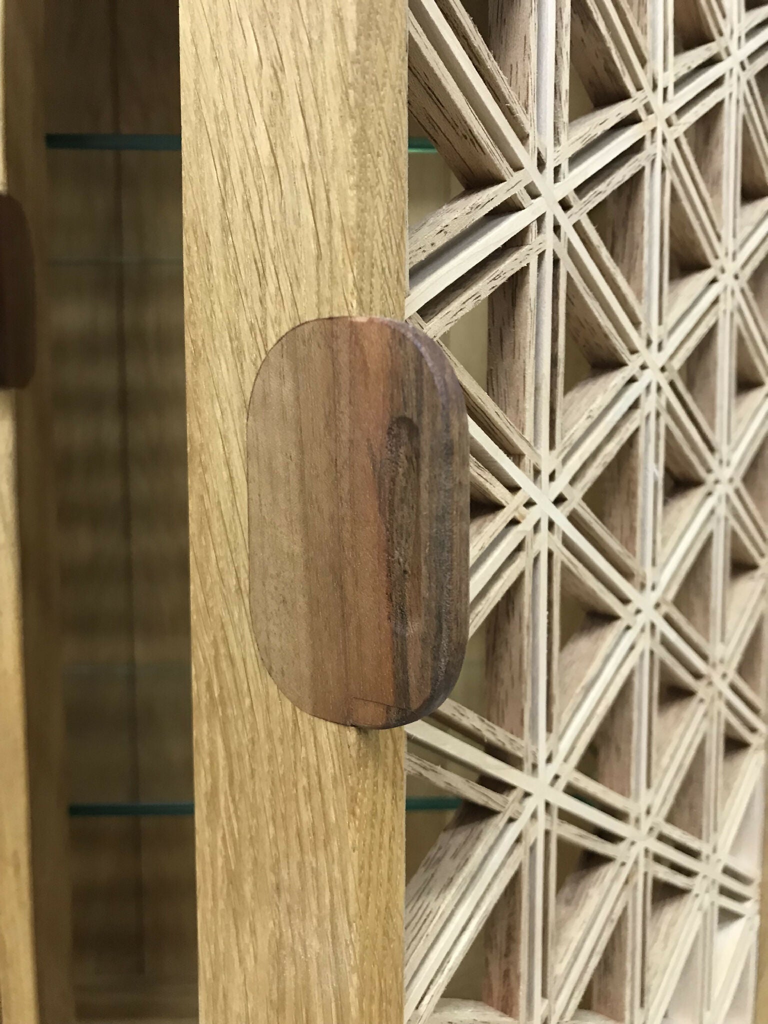 meuble-vitrine-en-bois-massif-artisanat-francais-1