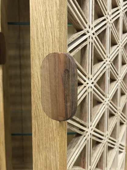 meuble-vitrine-en-bois-massif-artisanat-francais-1