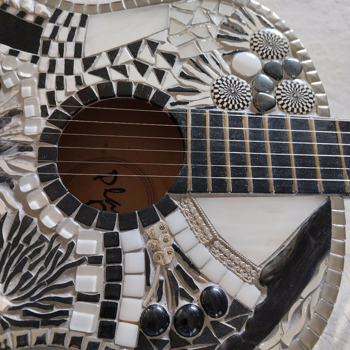 Table de guitare mosaïquée noir et blanc, rosace ronde et cordes