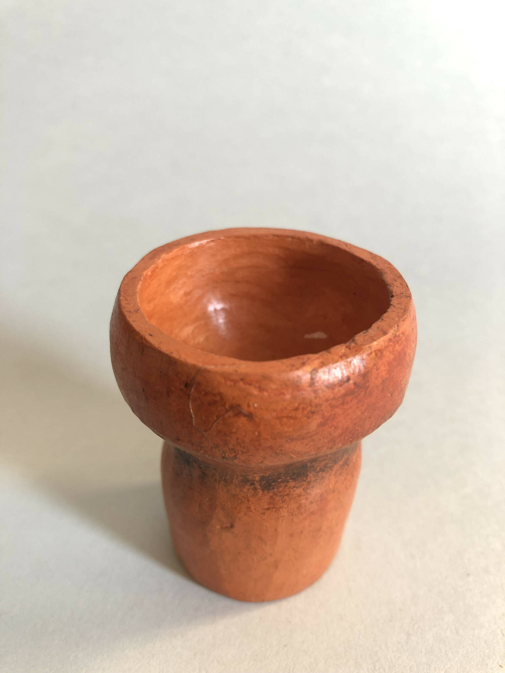 Mini pot en terre cuite brun orangé, forme évasée avec intérieur lisse