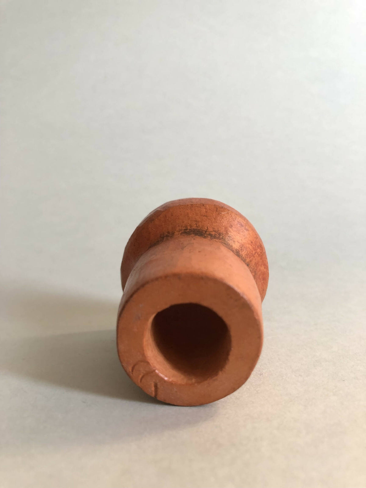 Mini pot en terre cuite brun orangé, vue du dessous avec ouverture circulaire