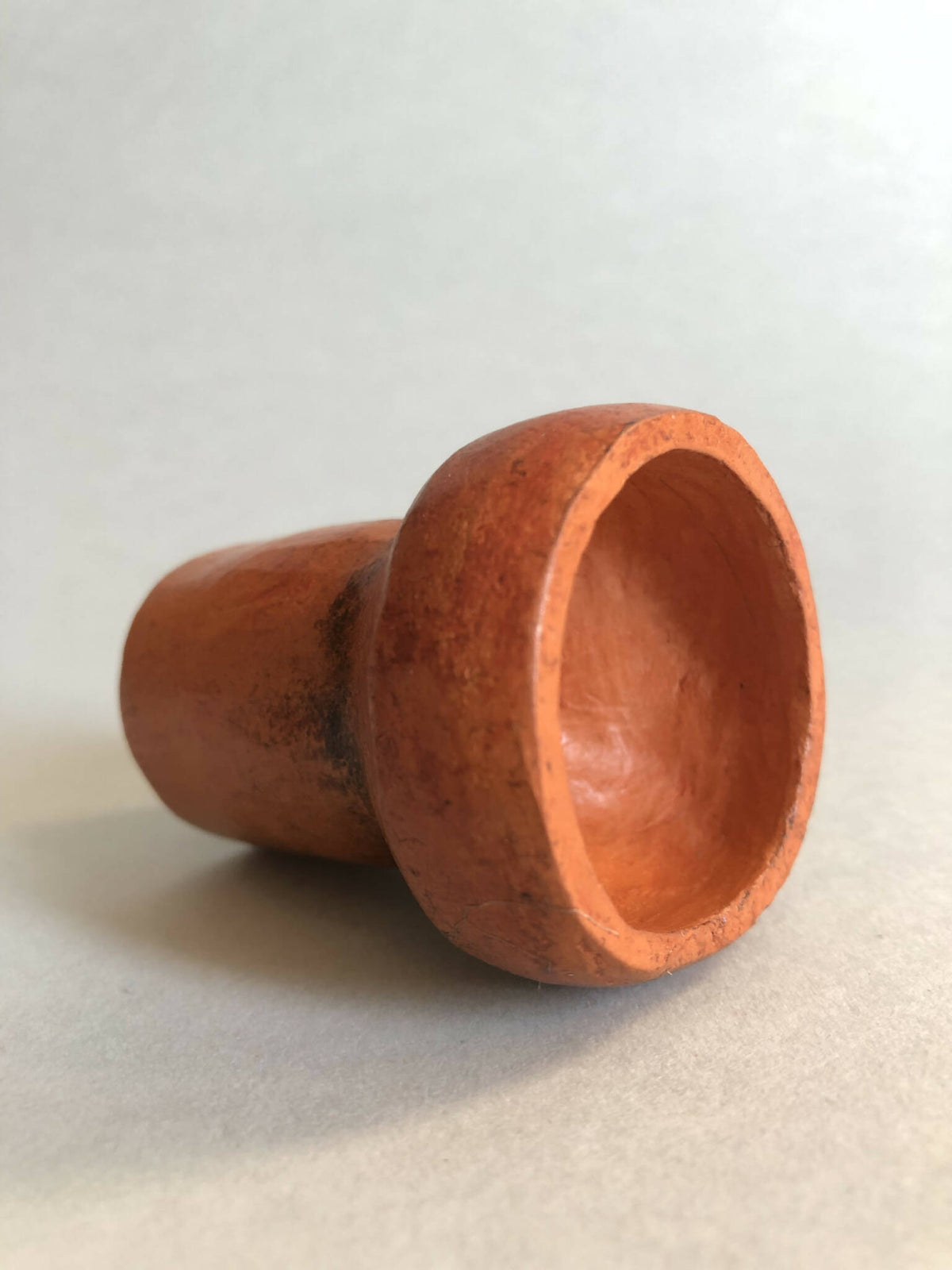 Mini pot en terre cuite brun orangé, vue latérale de l’ouverture évasée