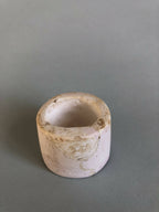 Petit pot en céramique rose pâle, vue de trois quarts, bords irréguliers