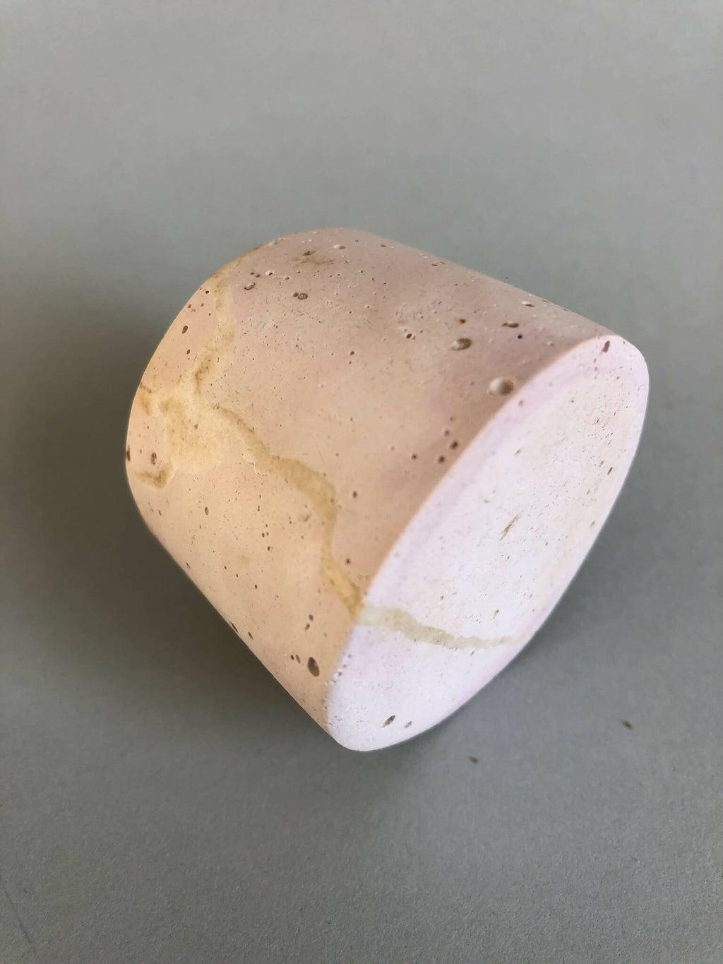 Petit pot en céramique rose pâle, vue inclinée, éclats d’émail beige