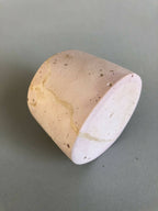 Petit pot en céramique rose pâle, vue inclinée, éclats d’émail beige