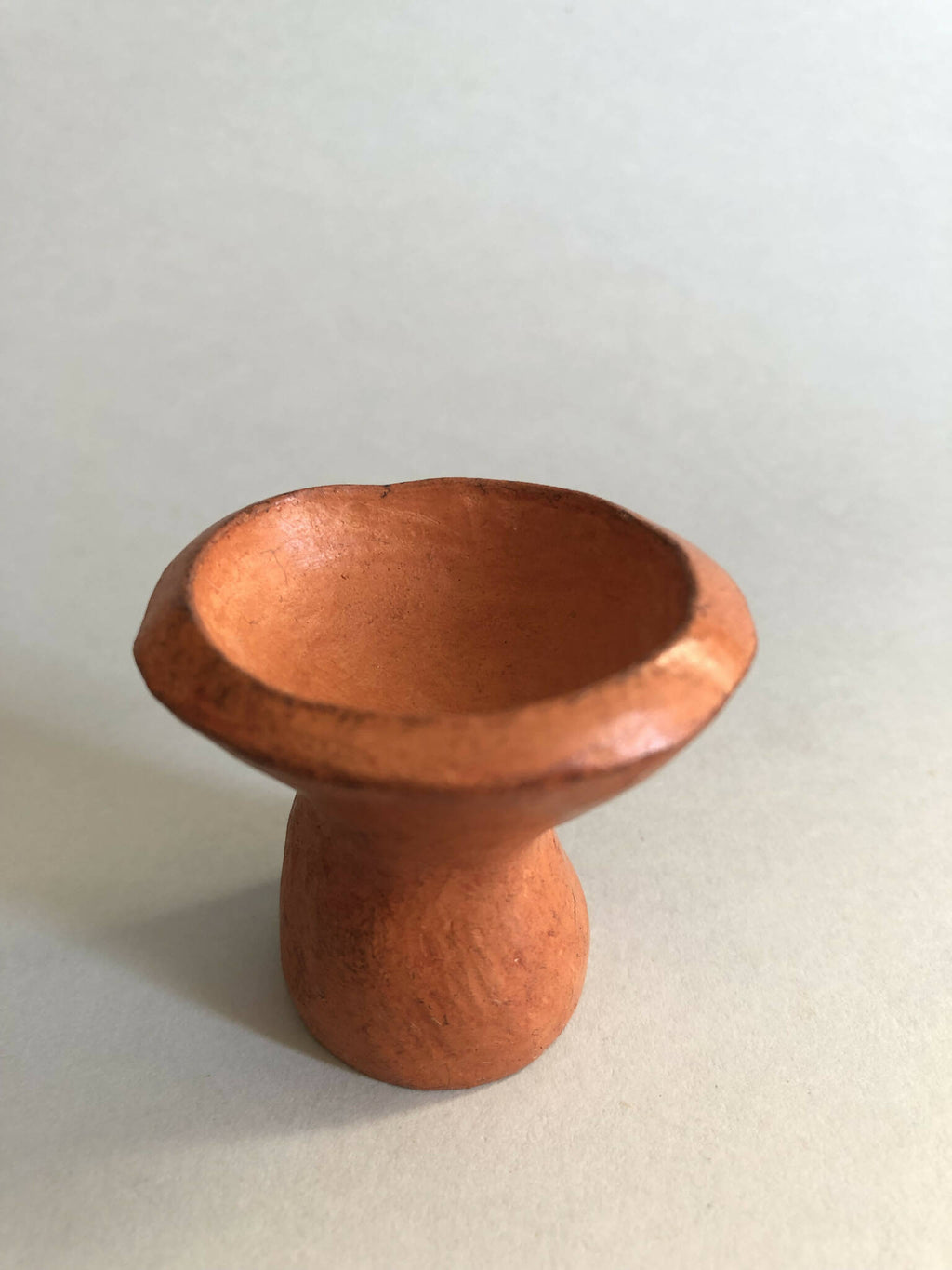 Mini pot en forme de sablier en céramique brune, vue trois-quarts