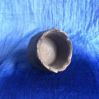Petit pot en terre cuite sombre, vue intérieure du fond