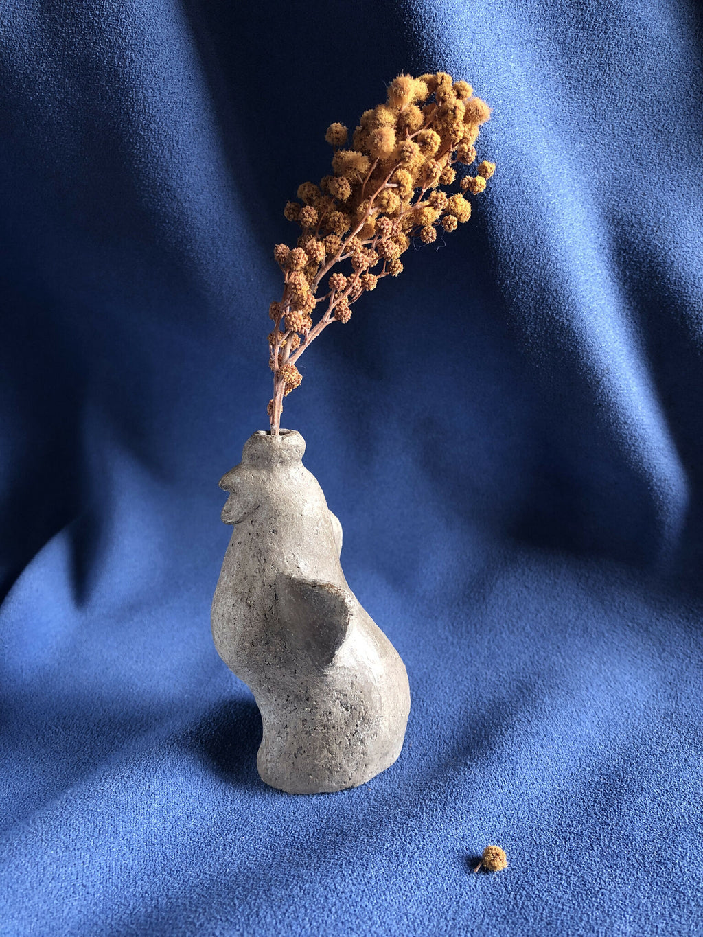 Mini vase à herbes sèches gris, silhouette sculptée, bouquet brun de fleurs séchées