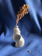 Mini vase à herbes sèches gris, silhouette sculptée, bouquet brun de fleurs séchées