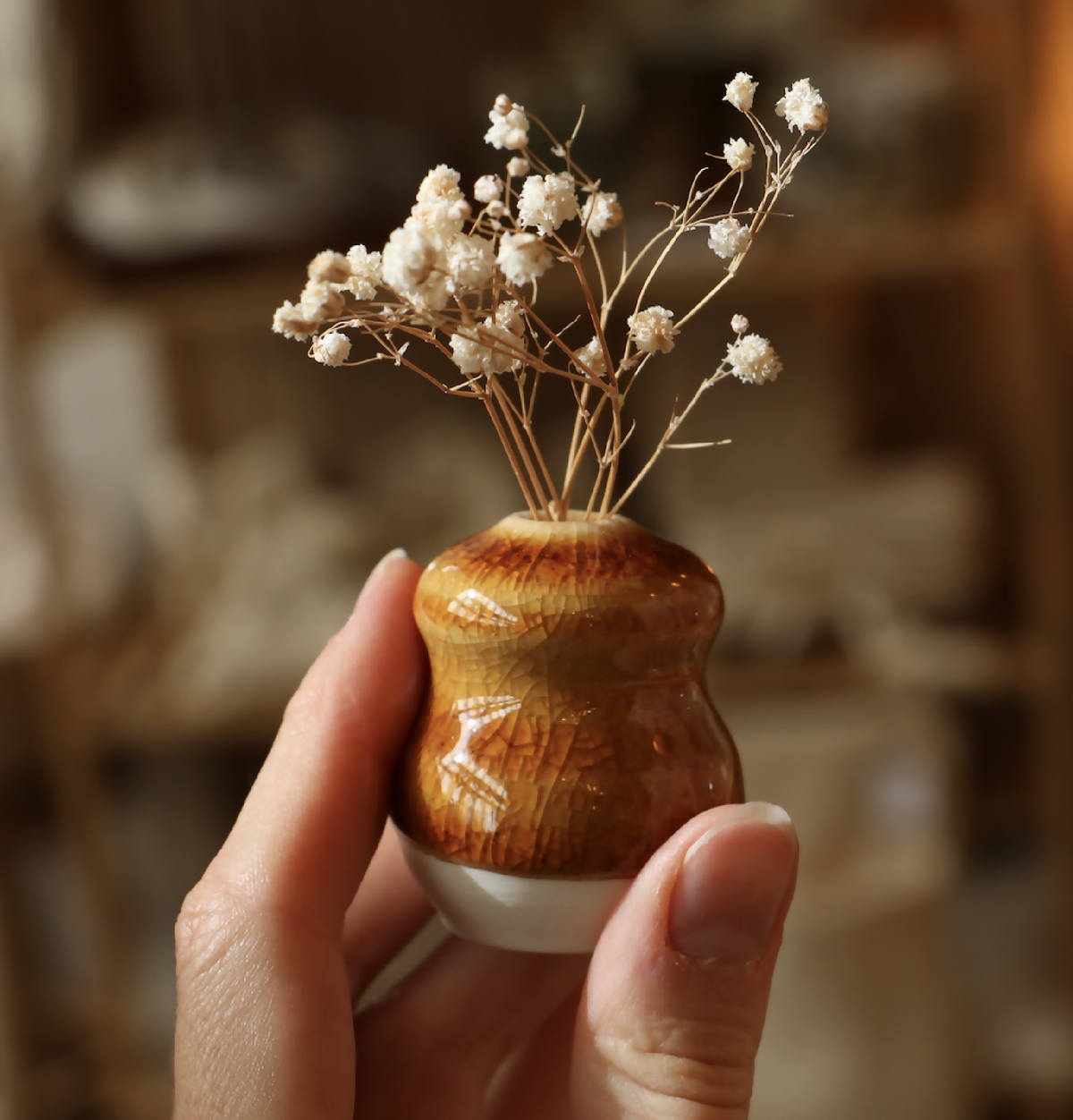 Mini-vase en porcelaine brun à effet craquelé, rempli de fleurs séchées