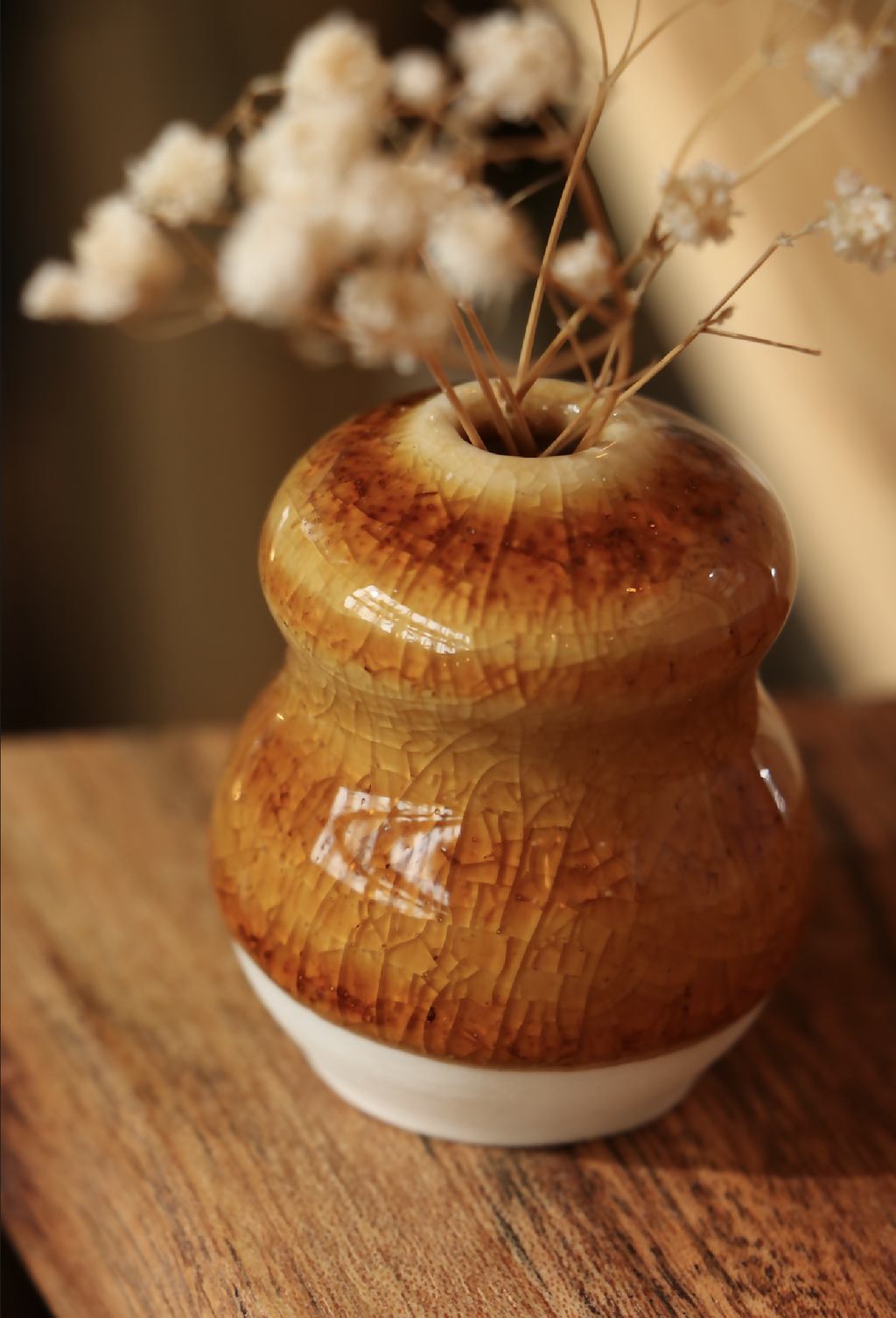 Mini-vase en porcelaine brun craquelé, ouverture évasée, fleurs séchées