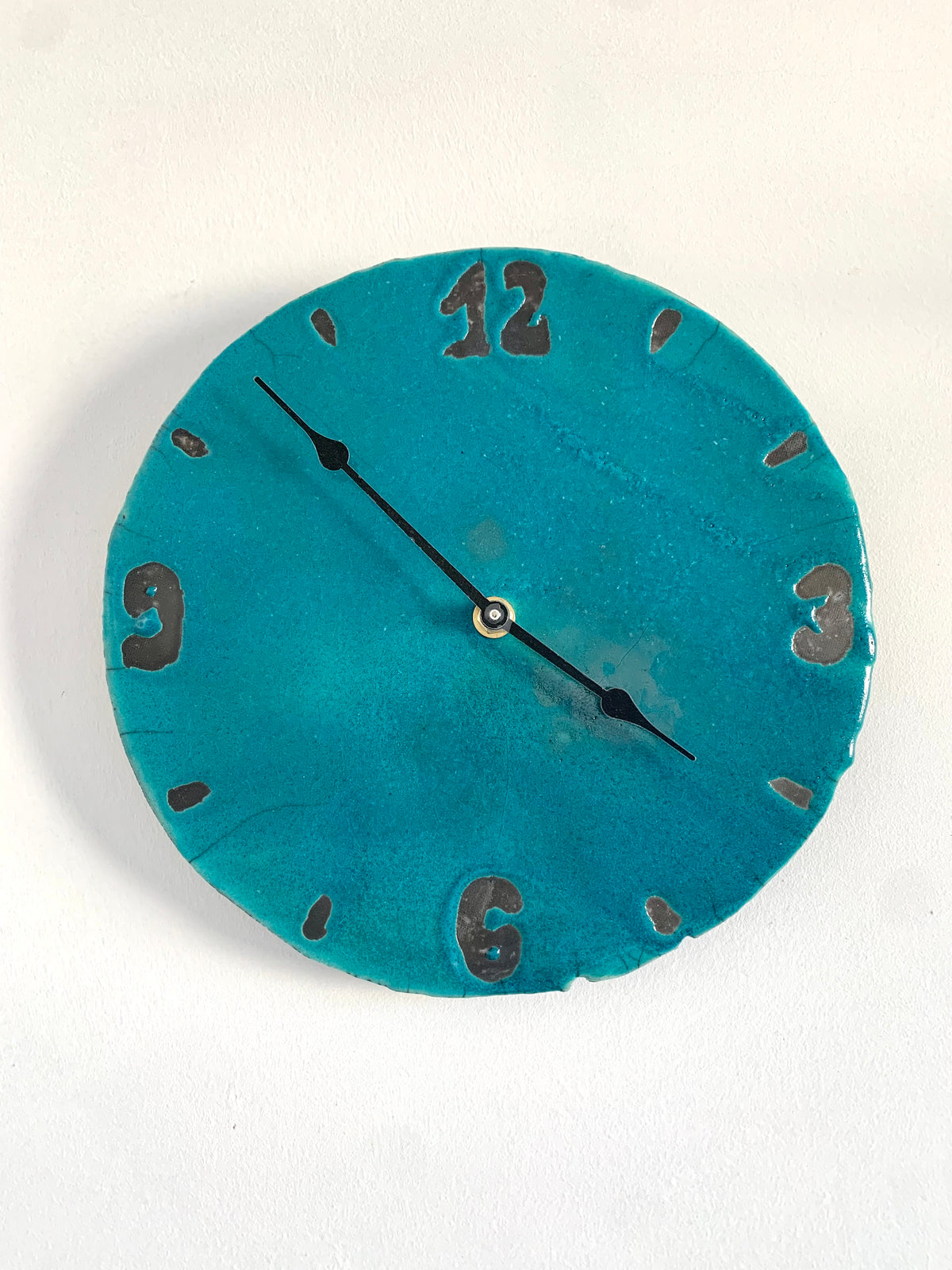 Horloge murale en céramique raku
