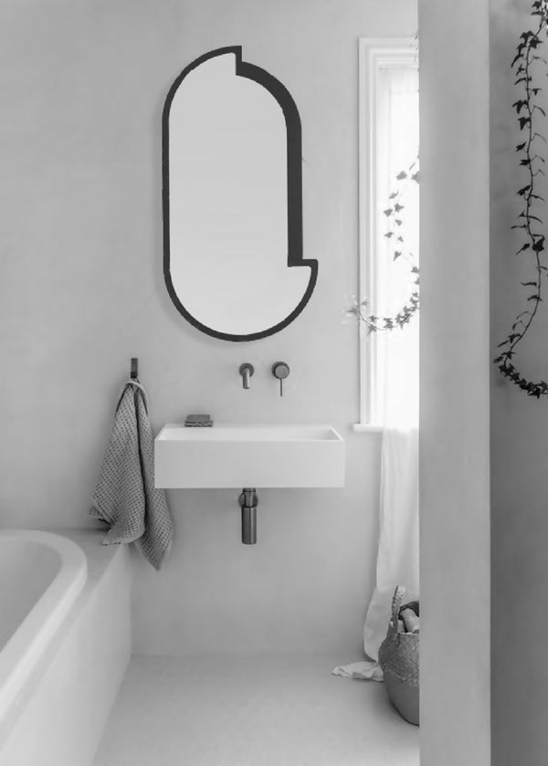 Miroir mural ovale avec contour noir, design simple et arrondi.