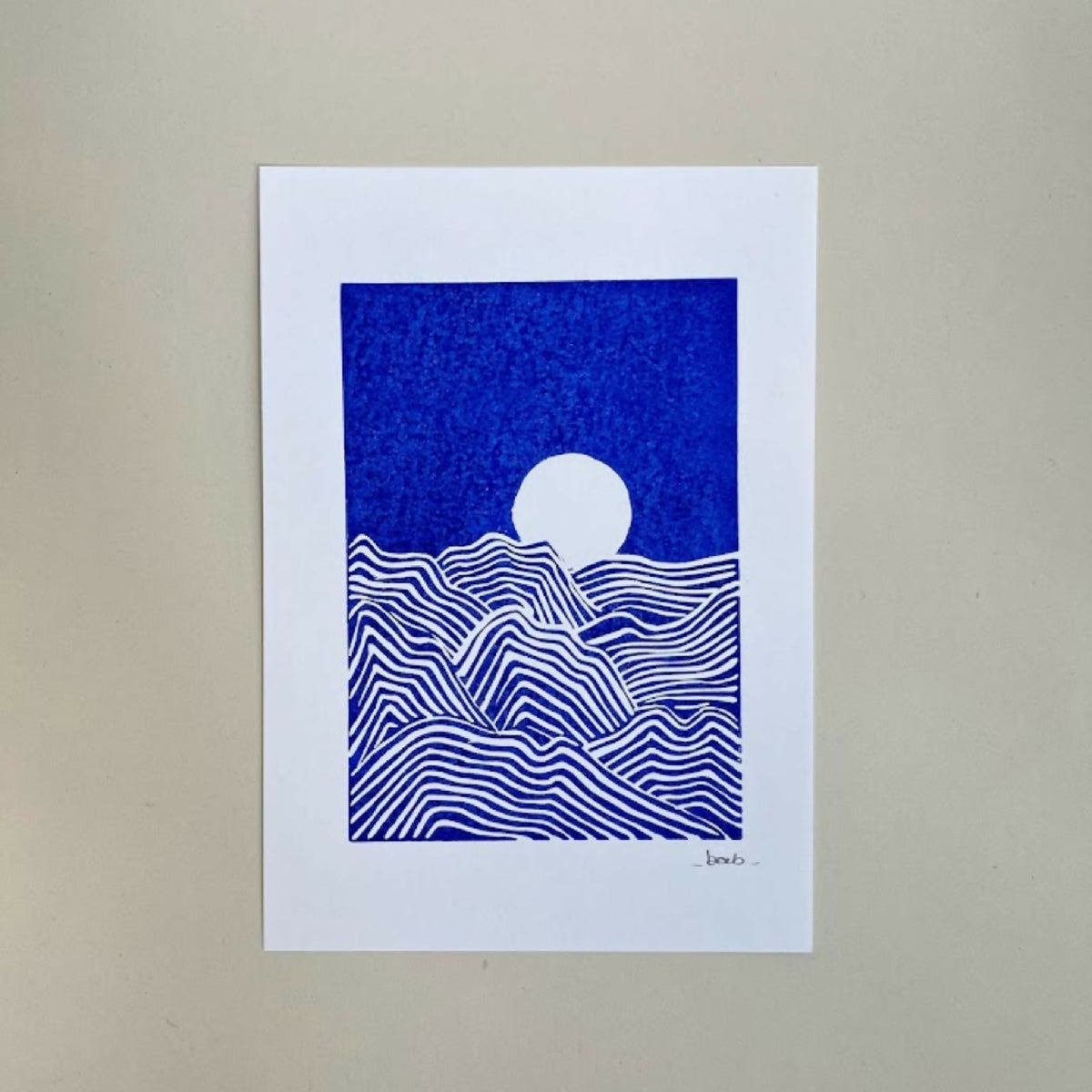Linogravure A5 «Waves» bleu ultramarine, vagues ondulées et lune blanche