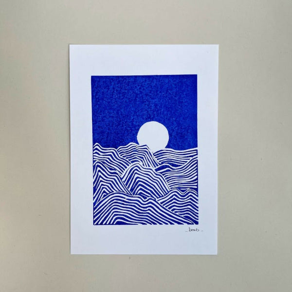Linogravure A5 «Waves» bleu ultramarine, vagues ondulées et lune blanche