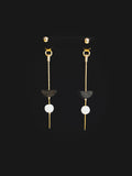 Boucles d’oreilles pendantes dorées avec perles blanches rondes et chaînettes