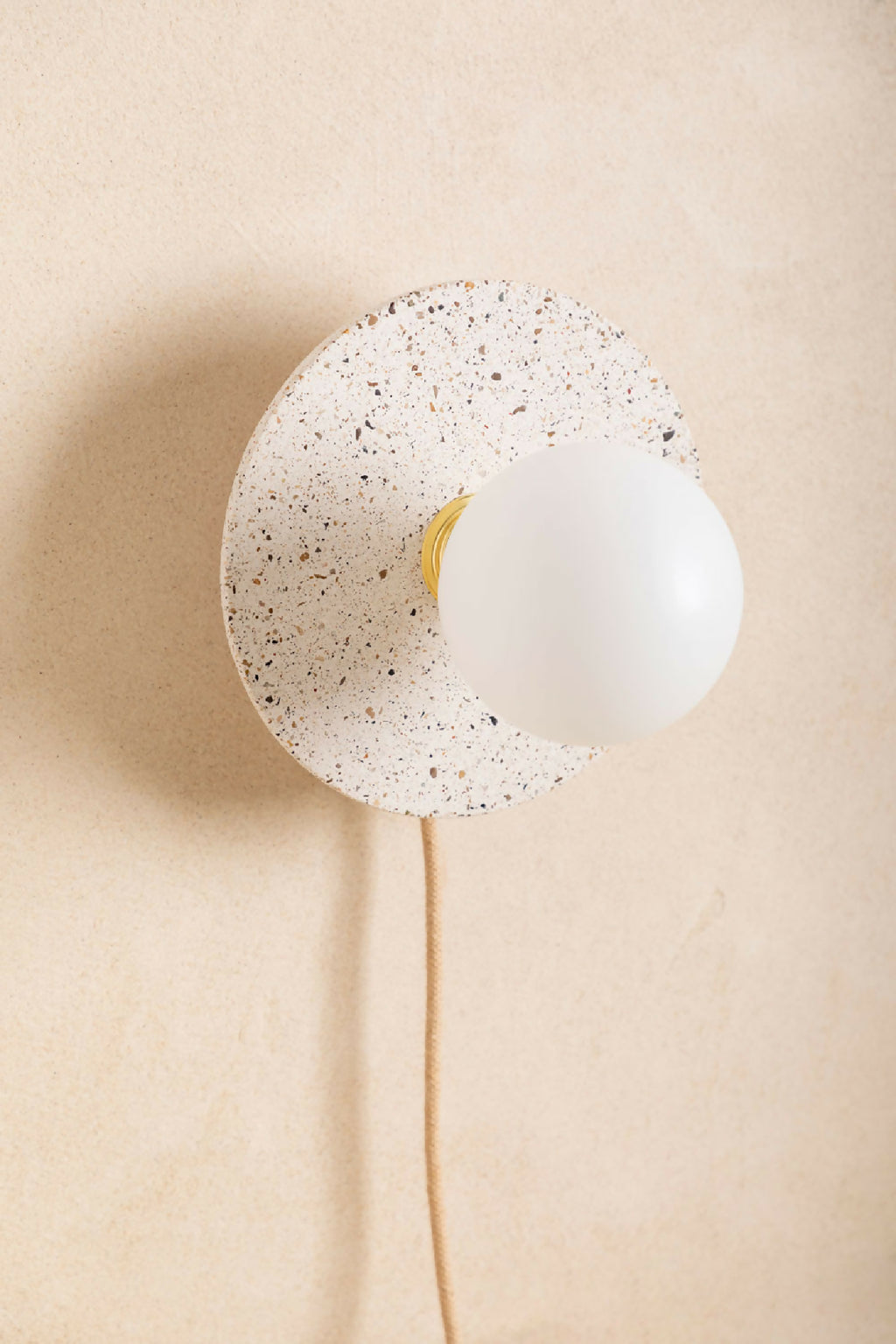 Applique murale ronde blanche mouchetée avec ouverture centrale, ampoule blanche, câble beige