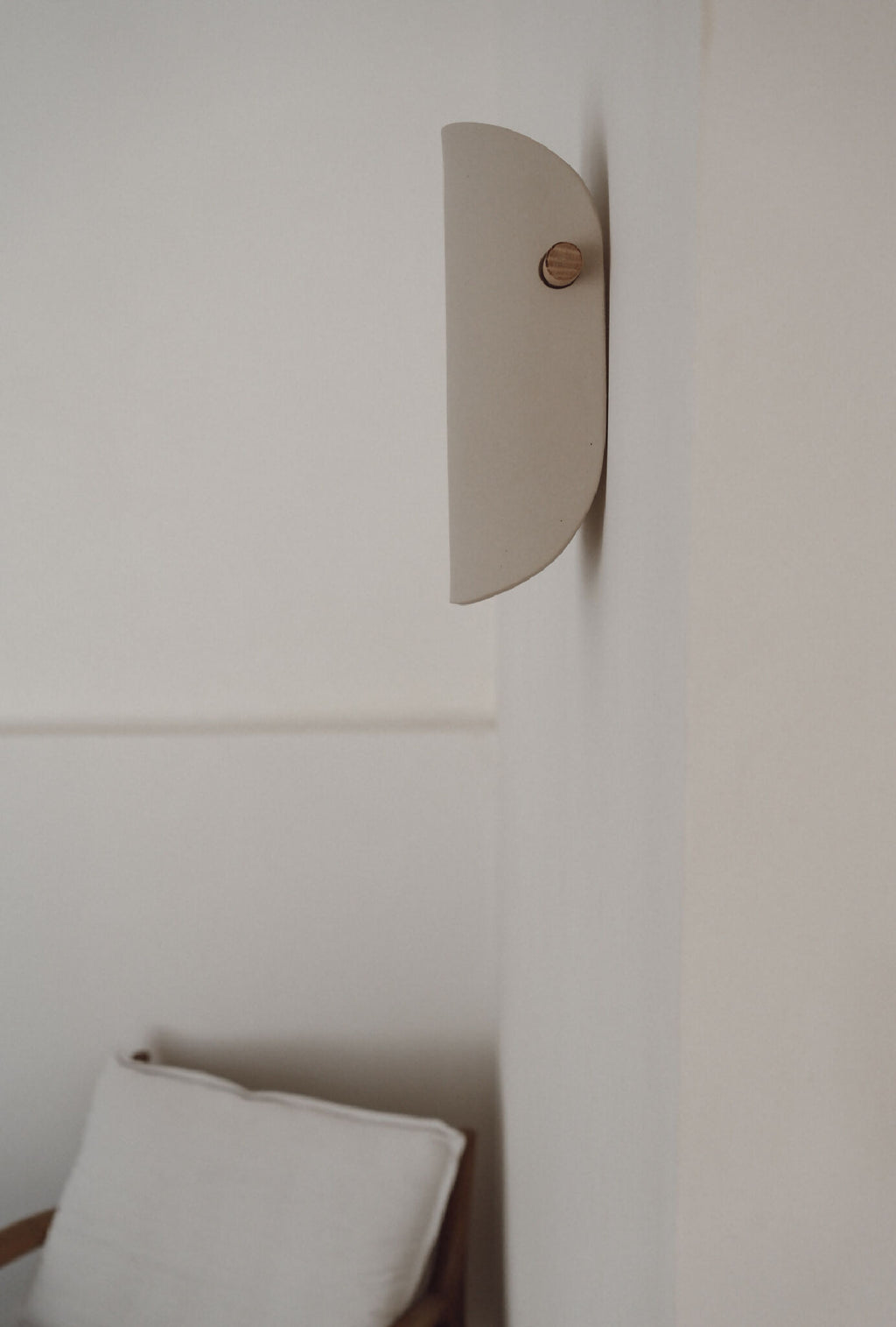 Applique murale en céramique beige, vue latérale, fixation en bois
