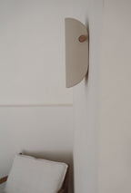 Applique murale en céramique beige, vue latérale, fixation en bois