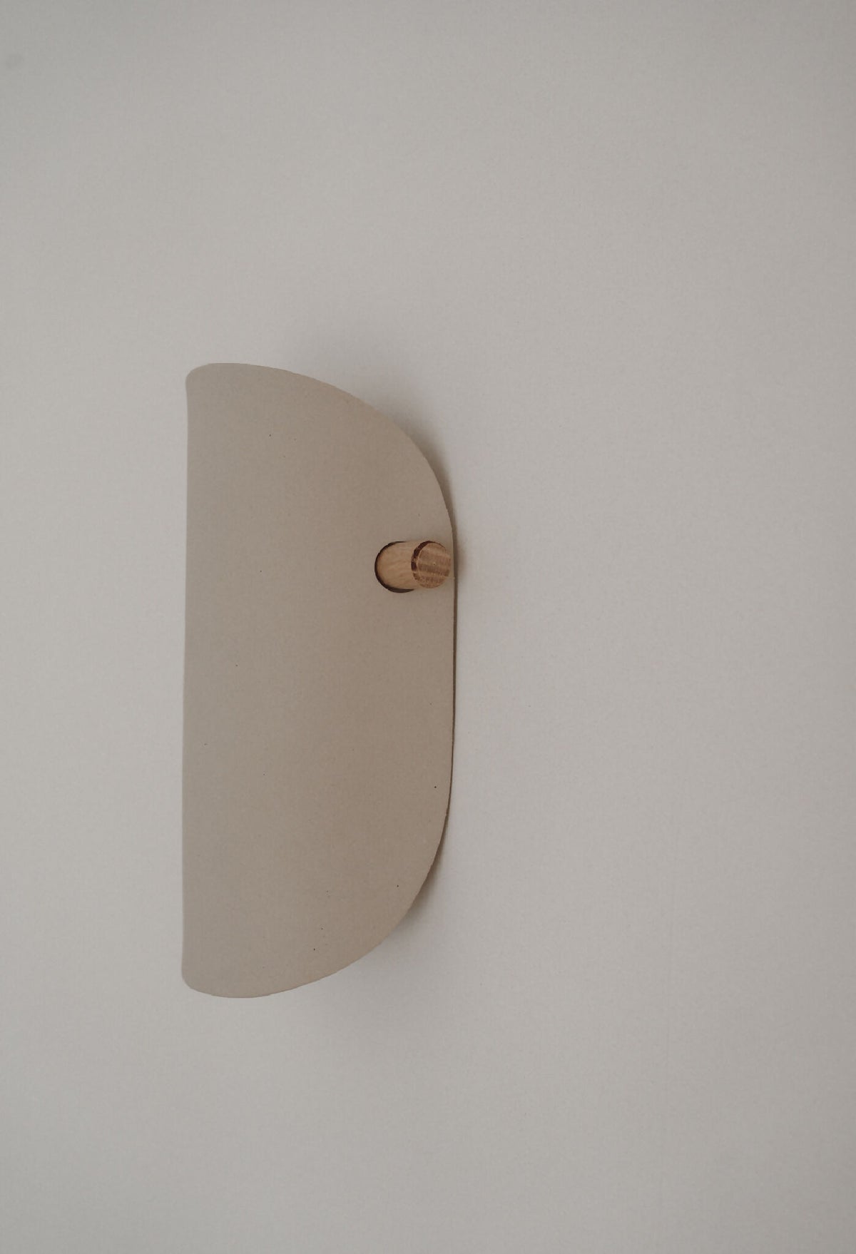 Applique murale en céramique beige, forme semi-circulaire, bouton en bois