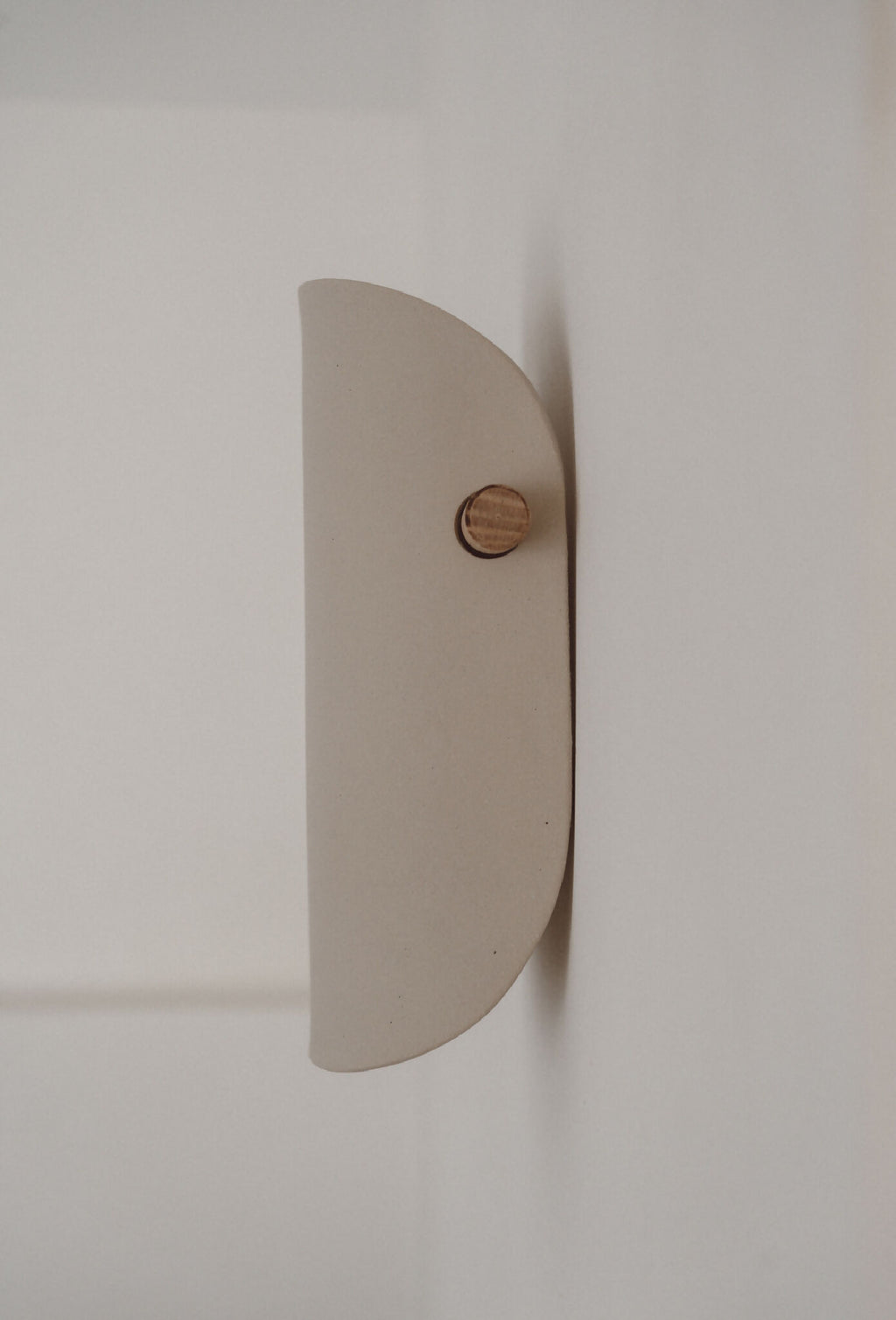 Applique murale en céramique beige, face courbe, fixation en bois