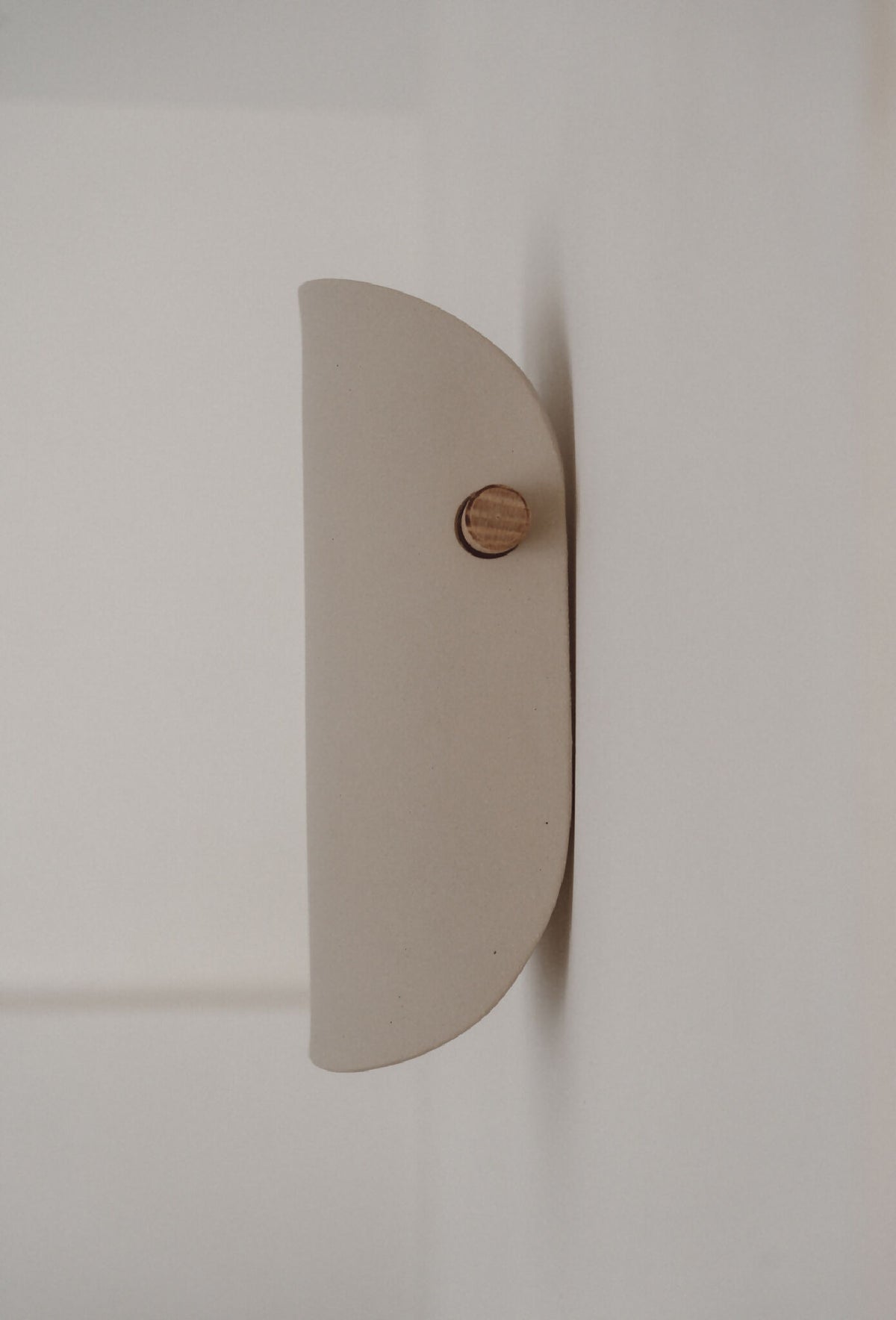 Applique murale en céramique beige, face courbe, fixation en bois