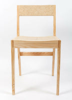 Chaise en bois clair avec dossier haut, assise beige unie, piètement droit.