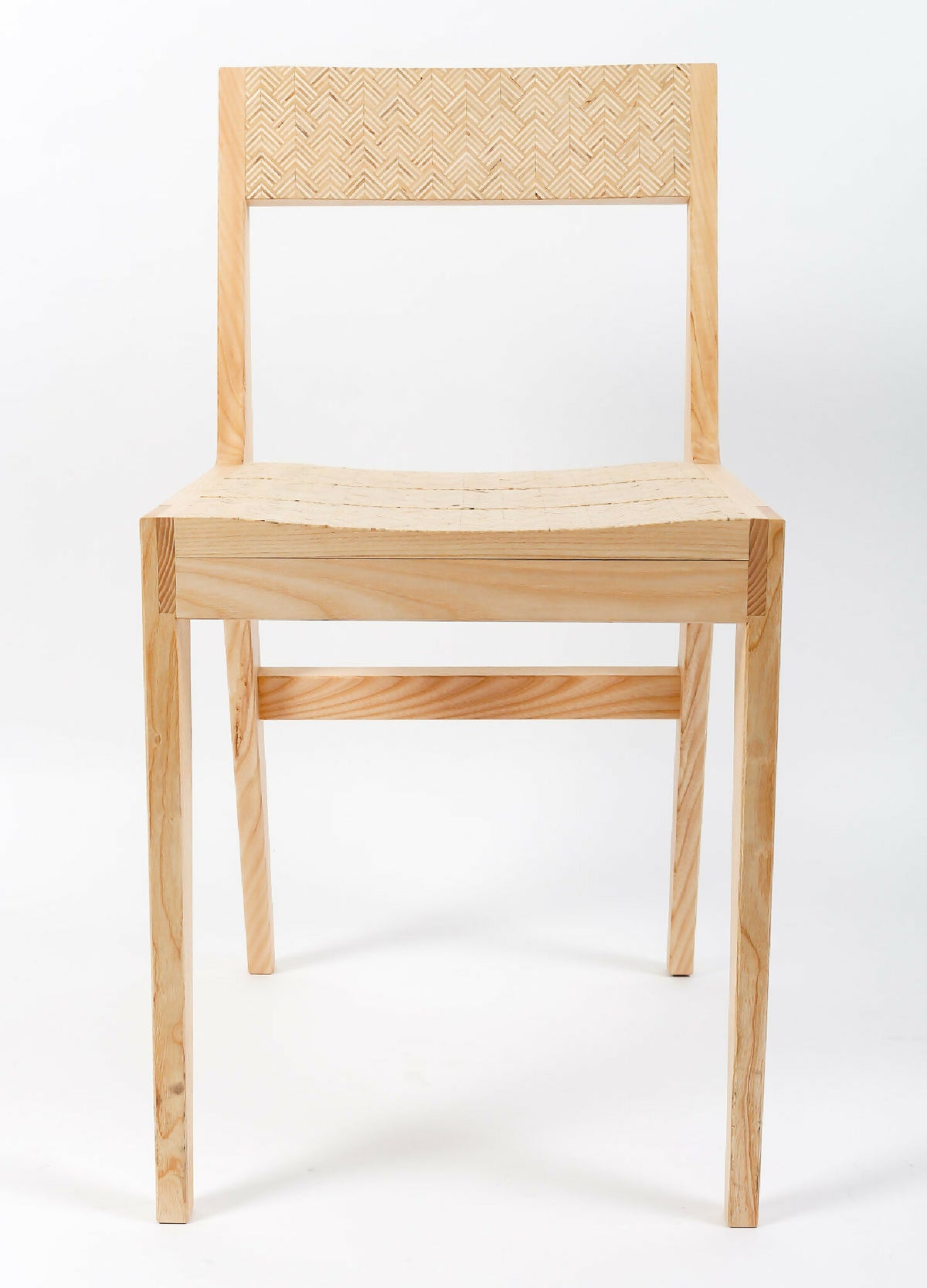 Chaise en bois clair avec dossier haut, assise beige unie, piètement droit.