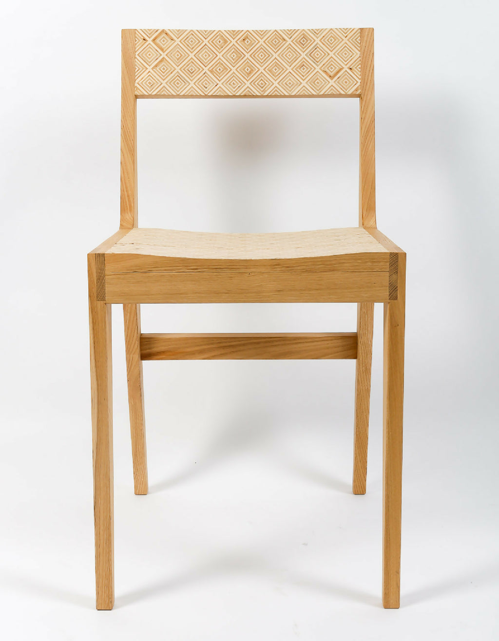 Chaise en bois clair, assise avec barre transversale et dossier tapissé à motif