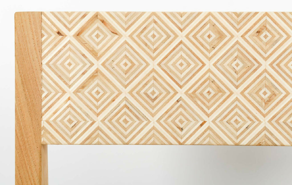 Dossier de chaise en tissu à motif chevrons, bord en bois clair