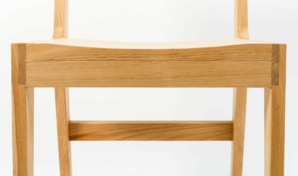 Cadre de chaise en bois clair avec traverse et latte d’assise