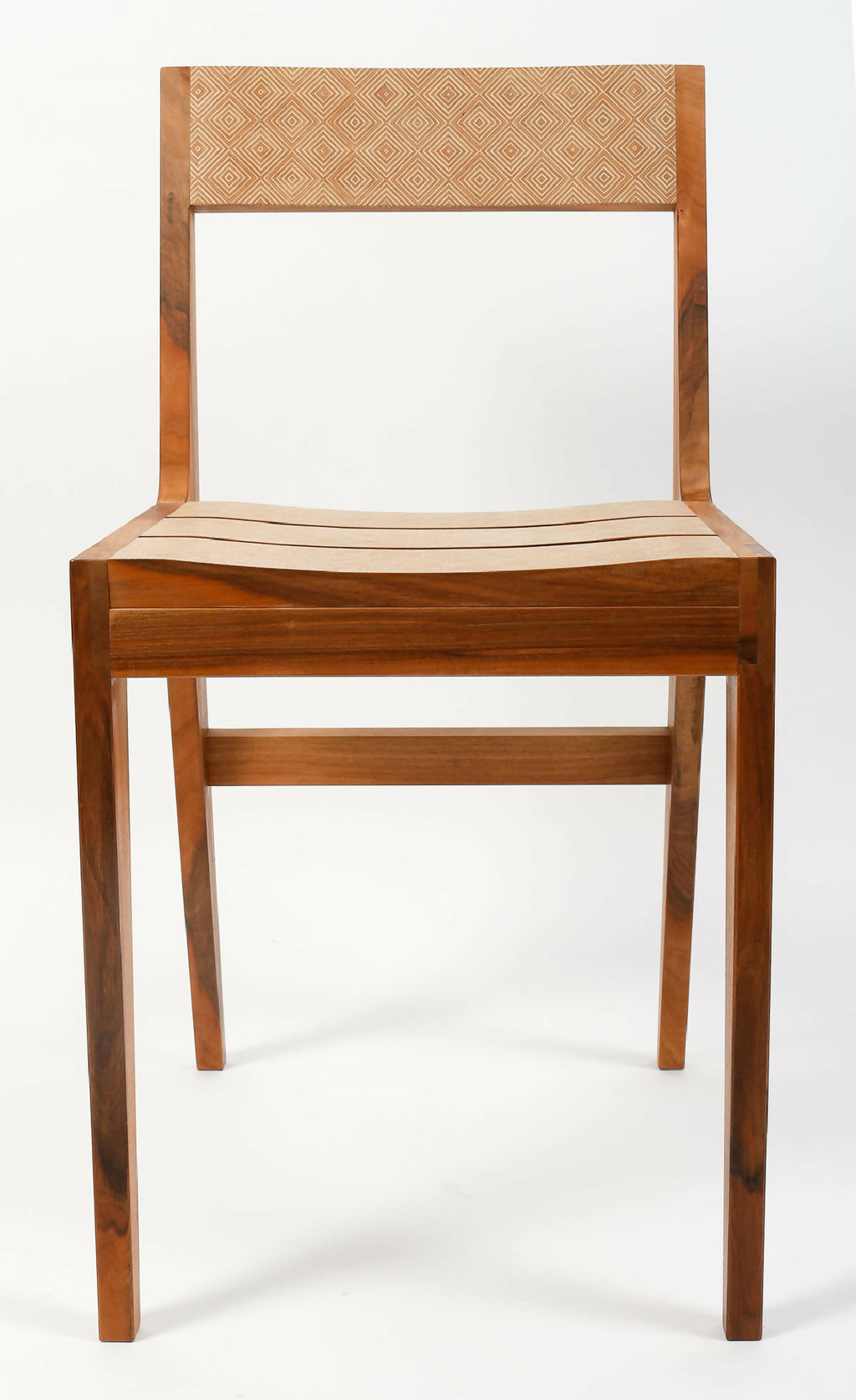 Chaise en bois avec dossier haut et assise beige, structure rectangulaire, couleur brun.