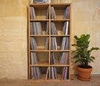 Bibliothèque pour vinyles en bois avec 3x3 cases ouvertes, vue de face.