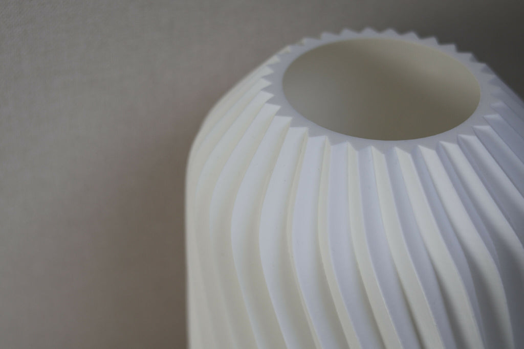 Lampe Orion abat-jour blanc strié, vue rapprochée de l’ouverture