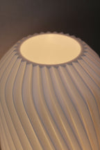 Lampe Orion abat-jour blanc strié, intérieur lumineux visible
