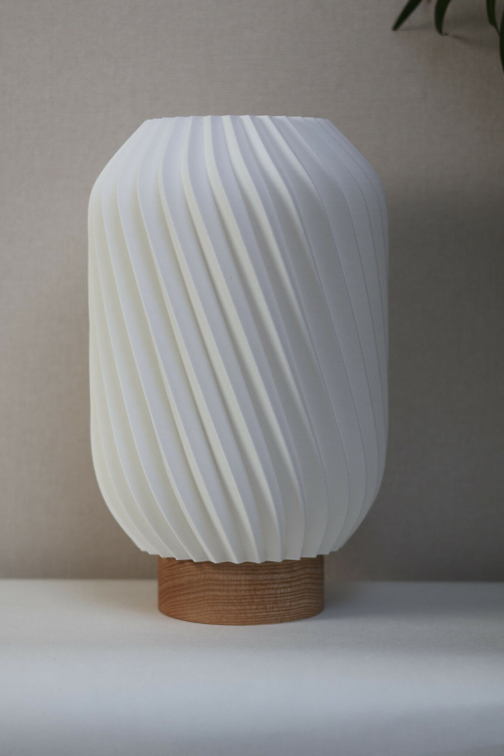 Lampe Orion abat-jour blanc strié avec base en bois, vue de face