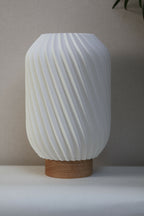 Lampe Orion abat-jour blanc strié avec base en bois, vue de face