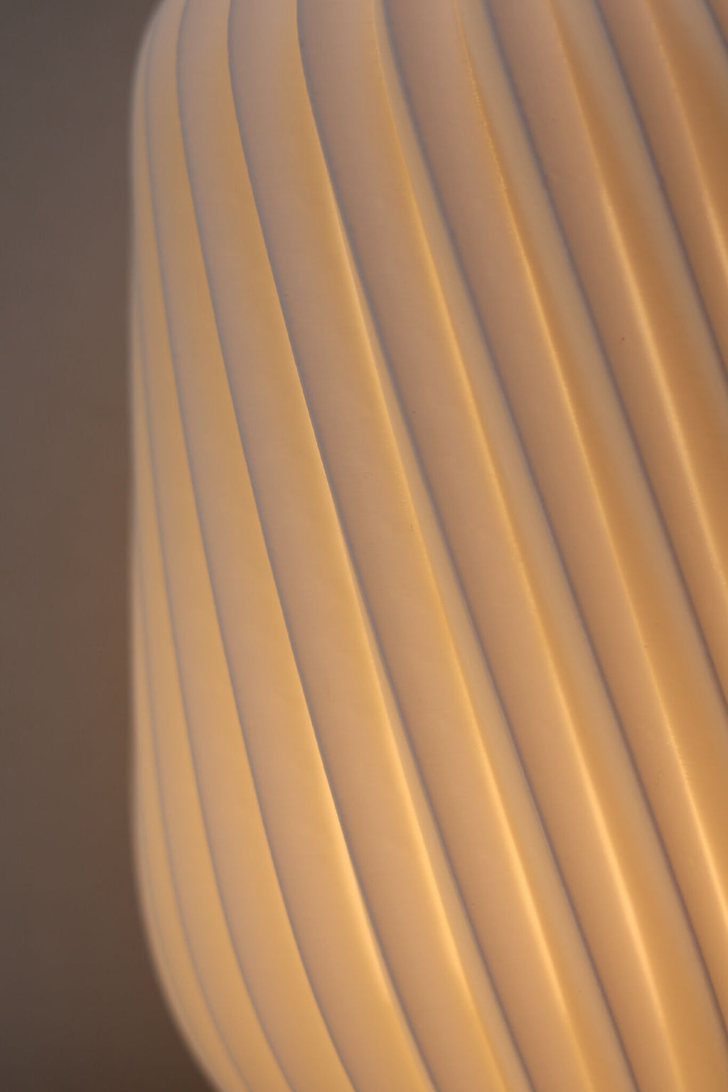 Lampe Orion abat-jour blanc strié en gros plan