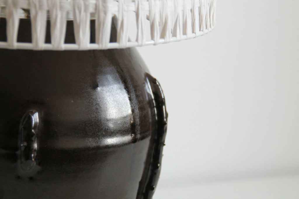 Base noire brillante de la Lampe Puntia, finition lustrée et détails visibles