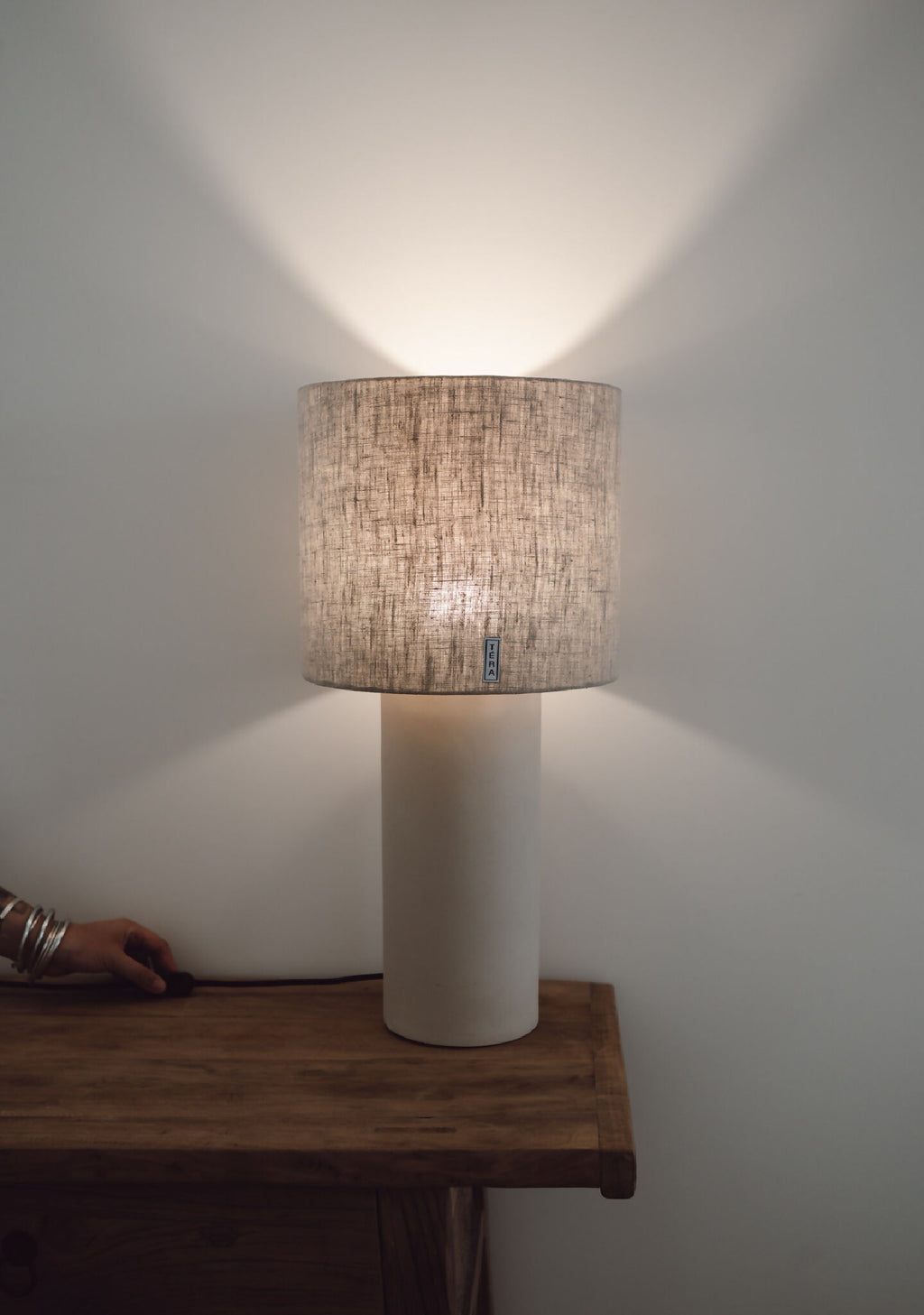 Lampe TERA abat-jour tissu beige et base cylindrique blanche, vue de face